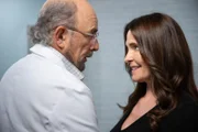 Dr. Aaron Glassman (Richard Schiff) und Debbie Wexler (Sheila Kelley)  Die Verwendung des sendungsbezogenen Materials ist nur mit dem Hinweis und Verlinkung auf TVNOW gestattet.