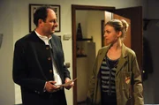 Hubert redet Caro ins Gewissen, weil diese einen wichtigen Termin versäumt hat. Von links: Hubert Kirchleitner (Bernhard Ulrich) und Caroline Ertl (Teresa Rizos).