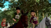 Beim Wanderritt-Wettbewerb starten immer Paare: Vanessa (re.) reitet mit Jerry (li.) zusammen los. Wendy (hinten) kann es nicht fassen, wie sie dabei mit ihm flirtet.