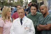 Im Sacred Heart hat sich einiges verändert: Elliot (Sarah Chalke, l.), Dr. Kelso (Ken Jenkins, 2.v.l.), J.D. (Zach Braff, 2.v.r.) und Turk (Donald Faison, r.) ...