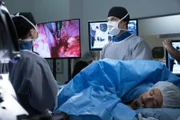Dr. Amelia Shepherd (Caterina Scorsone, l.); Dr. Atticus Lincoln (Chris Carmack, r.)