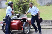 (v.li.): Danny John-Jules (Officer Dwayne Myers), Tobi Bakare (Officer Jean-Pierre Hopper).
