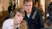 Claudia (Nora Binder, li.) und Alex (Wolke Hegenbarth) rätseln: Was ist nur mit Niko los? Er benimmt sich in letzter Zeit sehr eigenartig...