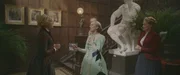 Nigella (Olivia Barrowclough, l) die Nichte von Lady Throckmorton (Estrid Barton) trifft auf Theodosia als ältere Frau (Natasha Cashman, M).