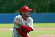 Beim Dreh eines Anti-Drogen-Spots bricht sich der berühmte Baseballspieler Hank Wiggen (Scott Foley) völlig unvermittelt den Oberarm und muss ins Krankenhaus eingeliefert werden. Beim Dreh eines Anti-Drogen-Spots bricht sich der berühmte Baseballspieler Hank Wiggen (Scott Foley) völlig unvermittelt den Oberarm und muss ins Krankenhaus eingeliefert werden.