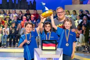 So sehen Sieger aus! Das Rateteam aus Neubiberg/Deutschland trägt den Siegerpokal mit nach Hause.