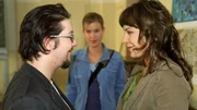 Alex (Wolke Hegenbarth, hi.) ist sprachlos, als sie herausfindet, was mit Niko (Sebastian Kroehnert) los ist: Er hat sich ausgerechnet in die neue Kunstreferendarin Sandra Sterzenbach (Jana Thies) verliebt!