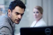 Macht eine Besorgniserregende Entdeckung: Hamza Haq als Bashir Hamed
