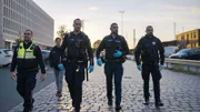 Dunja Hayali mit vier Polizisten auf der täglichen Streife