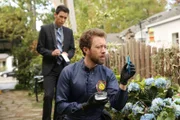 Agent Aubrey (John Boyd, l.) begutachtet Hodgins (TJ Thyne) Fund im Garten des Opfers: Handelt es sich um Knochen des ermordeten Collegeprofessors?  +++