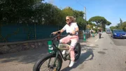 Carmen ganz sportlich auf einem Jeep-Bike