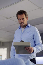 Das CIA fordert Dr. House (Hugh Laurie) auf, mit Dr. Samira Terzi und Dr. Curtis einen todkranken Agenten mit einer mysteriösen Krankheit zu behandeln.
