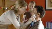 Die kleine Katrin (Sina Burmester, hi.) schaut zu, wie ihre Mutter Sandra (Eva Meier) Patrick (Patrick Gräser) verarztet, während die Gangster misstrauisch die Nachbarschaft beobachten.