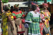 Auch die kreolische Tracht gehört seit 300 Jahren zum faszinierenden Kulturerbe der Insel.