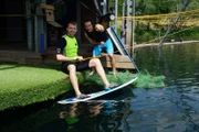 Sportmacher Stefan testet das Wakeboarden. Mit dabei ist Profi-Wakeboarder Nico von Lerchenfeld.