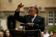 Der gefeierte Komponist Sir Arnold Raeburn (Robert Hardy, vorn) war der beste Freund des ermordeten Professors Andrew Crompton. Möglicherweise aber hatte er selbst ein gar nicht so schlechtes Mordmotiv.