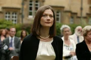 Isobel Crompton (Sophie Ward, vorn) hat ihren Ehemann Professor Andrew Crompton auf tragische Weise verloren. Die Indizien sprechen dafür, dass bei dessen Tod jemand nachgeholfen hat.