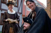 Janna Falkenstein (r.) im Jahr 1790 als Abtrittanbieterin