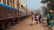 Fliegende Händler versorgen die Zugreisenden der Myanmar Railsways mit allerlei Köstlichkeiten.