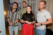 Nihat (Timur Ülker, l.), Erik (Patrick Heinrich, 2.v.l.), Emily (Anne Menden) und Paul (Niklas Osterloh) sind froh, dass es Tobias gut geht.