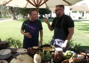 Tim Raue (l.) beim Kochen