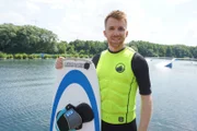 Sportmacher Stefan ist das erste Mal beim Wakeboarden.