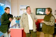 Christian Lind (Tom Mikulla, l.) und Korbinian Hofer (Joseph Hannesschläger, m.) haben einige unangenehme Fragen an Florian Zenker (Vitus Zeplichal), der aber mit dem Mord nichts zutun zu haben scheint.