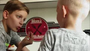 In der „Sendung mit dem Elefanten“ geht es um die zwei Brüder Ramon und Romeo, die in einer gehörlosen Familie leben.