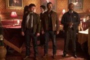 Special Agent Bernard Randolf (Caleb Foote, l.); Special Agent Mike Franks (Kyle Schmid, Mitte)