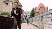 Brock (Leon Boden) hat die flüchtende Mel (Sigrid M. Schnückel) aufgespürt. Eine Verfolgungsjagd beginnt...
