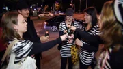 Tanzen, feiern, flirten: Freitags und samstags geht es in der Bundesrepublik heiß her. In Scharen zieht das Partyvolk durch die Städte, um es ordentlich krachen zu lassen. In angesagten Clubs, Strip-Bars oder auf Stadtfesten fließt der Alkohol in Strömen und Nachtschwärmer tanzen bis zum Morgengrauen.