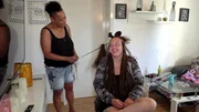 Bei Janine (re.) steht eine Hairstyling-Session an, bei der sie sich mit Freundin Jannie intensiv über das Leben als Alleinerziehende austauscht.