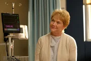 Die berühmte Ärztin Dr. Eileen Jacoby (Erika Slezak) wird mit Halluzinationen ins Chastain Park Memorial Hospital eingeliefert ...