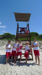 Die Jungs-WG: Auf Mallorca unterstützen Jonas, Danny, Charlie, Alex und Johannes (v.l.n.r.) die Rettungsschwimmer vom Roten Kreuz.