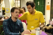 Maik (Sebastian König, r.) möchte wissen, was mit Lars (Alexander Klaws, l.) los ist. Doch dieser kann ihm nicht die Wahrheit über seinen Streit mit Mia sagen ...