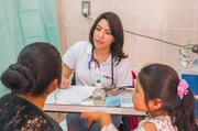Natalia ist Medizinerin, kann sich nicht zur Kinderkardiologin weiterbilden, da es diese Spezialisierung in Bolivien nicht gibt.