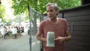 Alexander Meyer hat für seinen Stammtisch einen eigenen Steinkrug fertigen lassen.