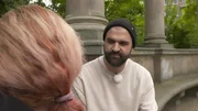 Der Reporter Tim Schroeder trifft Maria D., die nach einer lebensgefährlichen Beauty-Reise womöglich für immer entstellt ist.