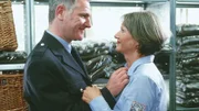 Juttas (Claudia Loerding) Kollege Jörg Baumann (Armin Dallapiccola) entfacht in ihr eine derartige Leidenschaft, dass sie sich sogar zu Sex in einer Zelle hinreissen lässt.