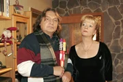 Helga (Ulrike Mai, r.) ist angesichts Bernds (Volker Herold, l.) geplanter Böllerei die Lust am Feiern vergangen. Helga (Ulrike Mai, r.) ist angesichts Bernds (Volker Herold, l.) geplanter Böllerei die Lust am Feiern vergangen.