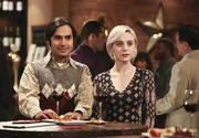 Bei einer Weinprobe, an der Penny, Leonard, Howard und Amy teilnehmen, stellt Raj (Kunal Nayyar, l.) ihnen das erste Mal seine Freundin Claire (Alessandra Torresani, r.) vor. Die Situation wird jedoch unangenehm, als Penny Exfreund sich dazu gesellt und Claire Komplimente macht ...