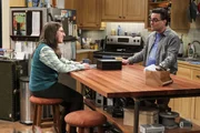 Als die Beziehung von Sheldon und Amy (Mayim Bialik, l.) auf der Kippe steht, versucht Leonard (Johnny Galecki, r.), sie zu bearbeiten. Schließlich hat auch er ein überaus großes Interesse daran, dass Sheldon bei Amy bleibt.