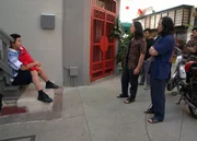 Eddie Huang (Hudson Yang, l.)