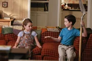 Mit seinem neugewonnenen Wissen darüber, wie man lügt, will Sheldon sogar seine Schwester Missy hinters Licht führen.
