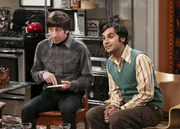 Kann Howard (Simon Helberg, l.) Rajs (Kunal Nayyar, r.) au&szlig;ergew&ouml;hnliches Desaster-Date mit seinen zahlreichen Ex-Freundinnen noch retten?