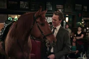 Möchte mit Ted um die Häuser ziehen, um eine legendäre Nacht nach der anderen zu erleben: Barney (Neil Patrick Harris) ...