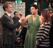 Während Lily (Alyson Hannigan, r.) träumt, mit einem anderen Mann Sex zu haben, versucht Barney (Neil Patrick Harris, l.), Ted (Josh Radnor, M.) dazu zu bringen, mit ihm eine legendäre Nacht nach der anderen zu erleben ...
