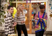 (v.l.n.r.) Dave Johnson (Max Greenfield); Gemma Johnson (Beth Behrs); Tina Butler (Tichina Arnold)