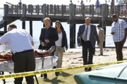 (v.l.n.r.) Dr. Tom Loman (Christian Clemenson); Lt. Horatio Caine (David Caruso); Natalia Boa Vista (Eva La Rue); Walter Simmons (Omar Miller); Det. Frank Tripp (Rex Linn)
