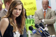 Kayla Bledsoe (Susie Abromeit, l.); Det. Frank Tripp (Rex Linn, r.)